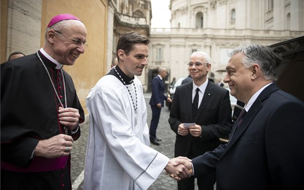 Orbán Viktor a Vatikánba utazott