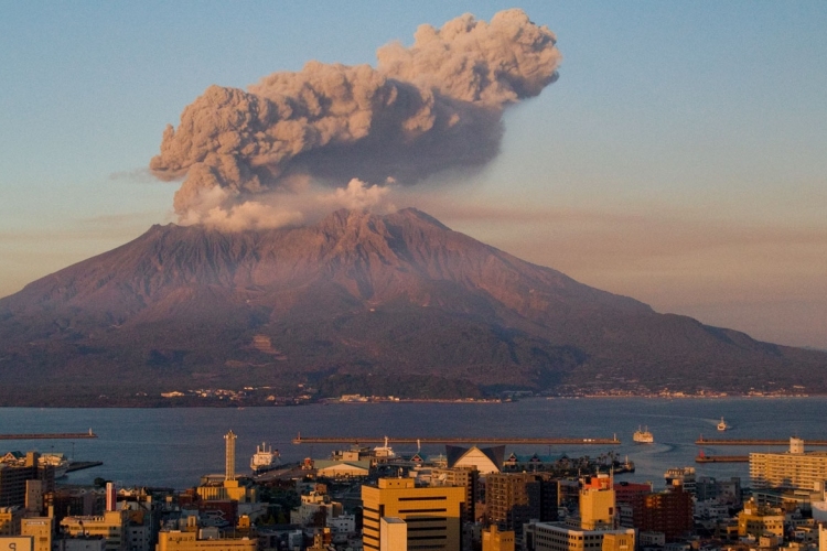 Nagy kitörésre készül Japán egyik legaktívabb tűzhányója