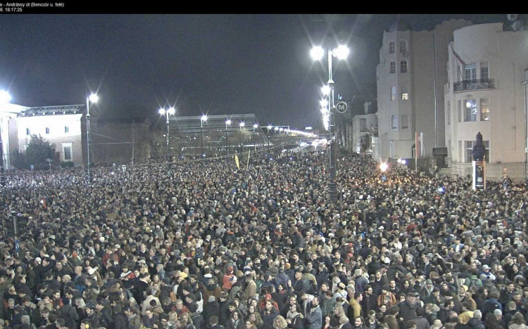 A gyermekek védelméért demonstrálnak a Hősök terén