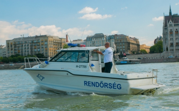 Poénból leugrott a Szabadság hídról a Dunába, jöttek a rendőrök