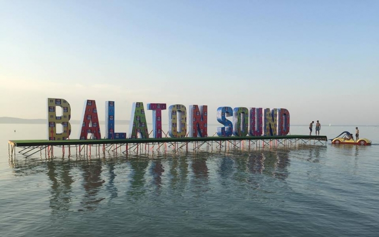 Megkezdődött a Balaton Sound - 140-150 ezer vendéget várnak a fesztiválra