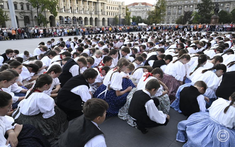 Néptánc- és táncházrekord született a budapesti Kossuth téren