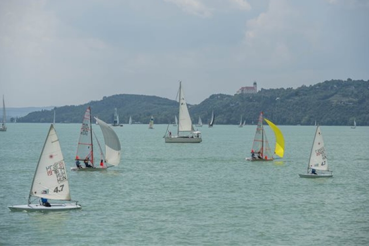 Évadnyitó és vitorlabontás a Balatonon